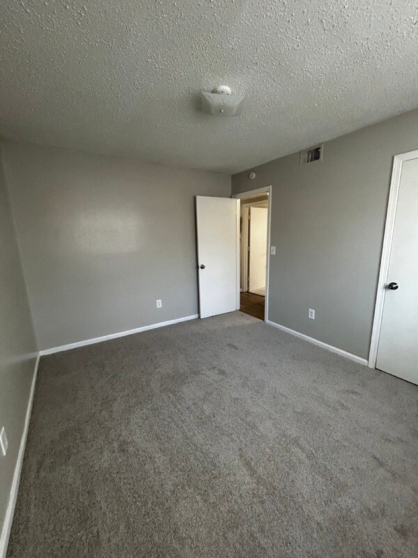 Building Photo - 1411 W Maple Ave