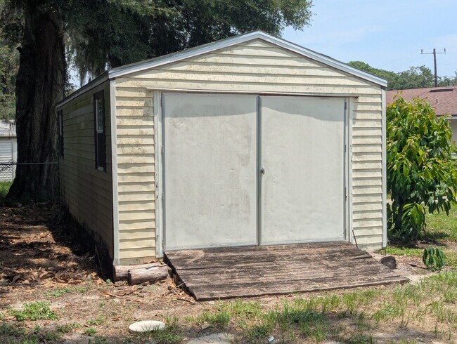 Building Photo - For Rent: 4 Bedroom, 3  Bathroom, Office/Den, Sunroom/Florida room, Large Shed, Huge backyard