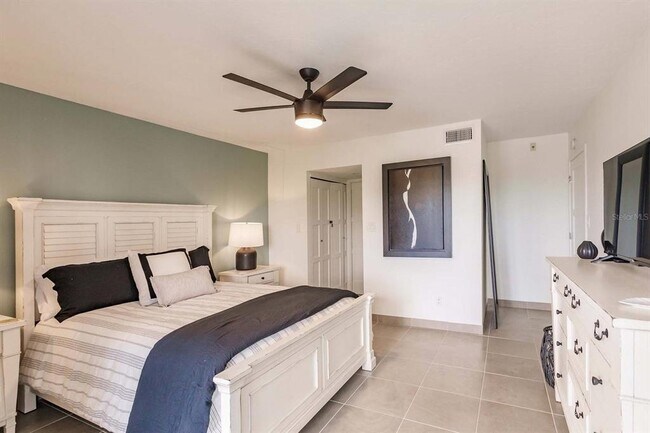 Building Photo - 1125 W Peppertree Dr