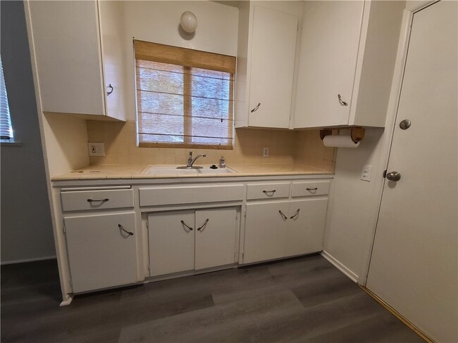 Building Photo - 310 La Paloma St