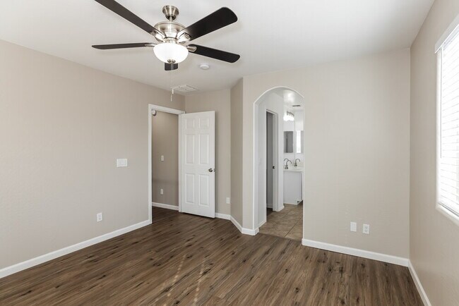 Building Photo - 14141 W Country Gables Dr