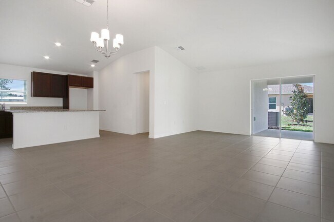 Building Photo - Modern Comfort Meets Convenience