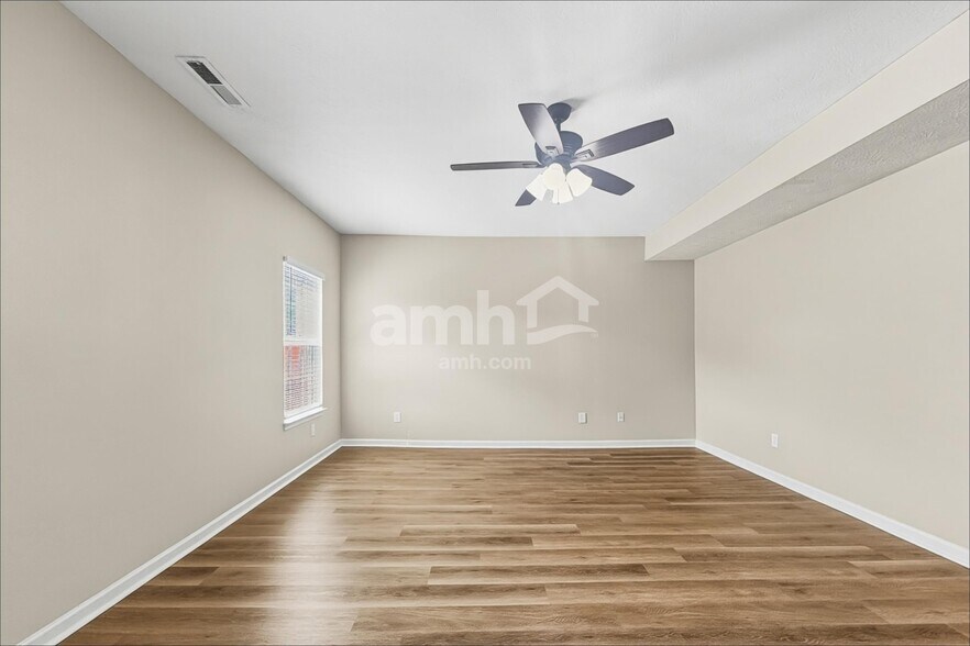 Building Photo - 644 Classic Ln