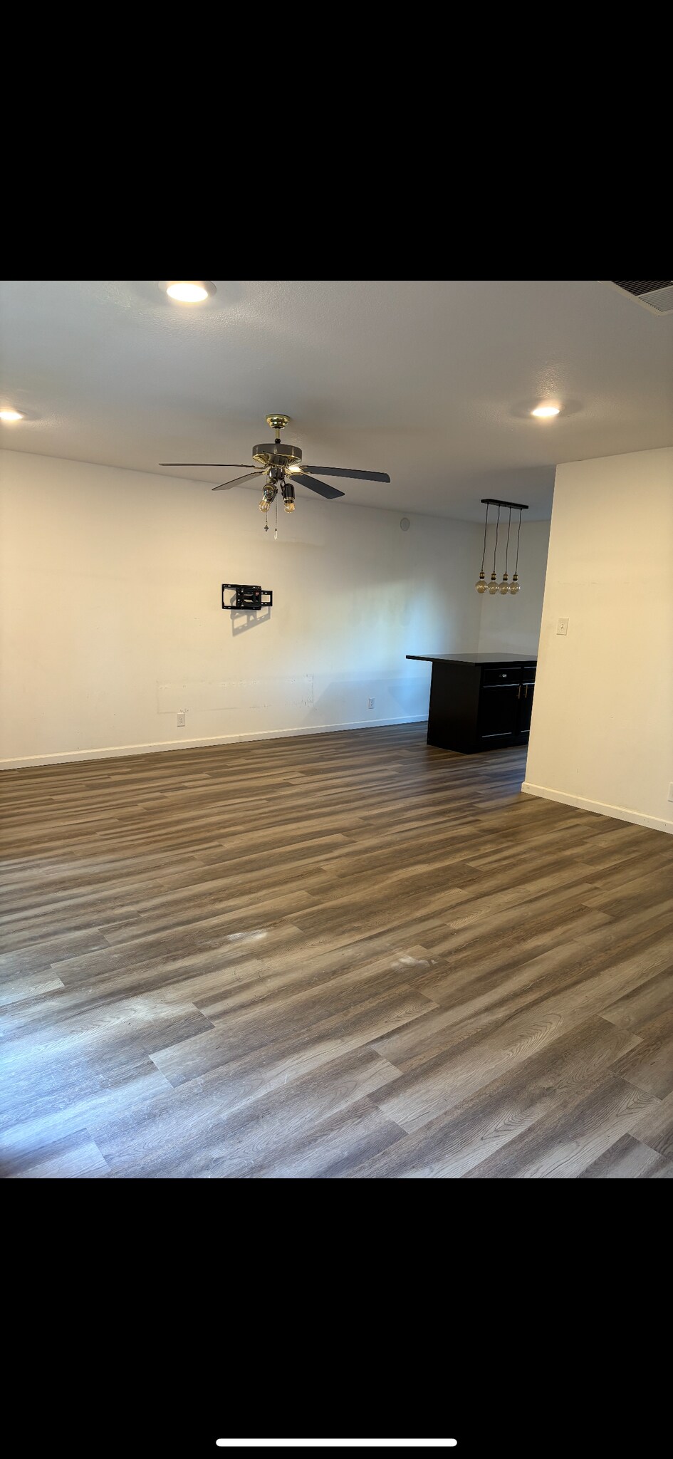 Living room - 303 Roundtree Ct