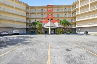 Building Photo - 8290 Lake Dr