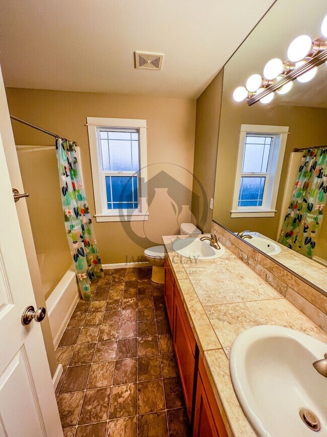 Building Photo - Luxurious Spacious Keizer Home -