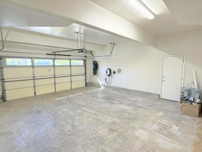 Building Photo - Former Model Home in Desirable Bridges Com...