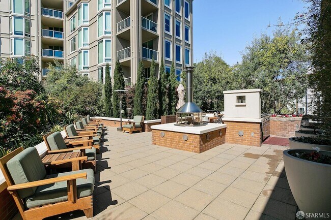 Building Photo - 88 King St