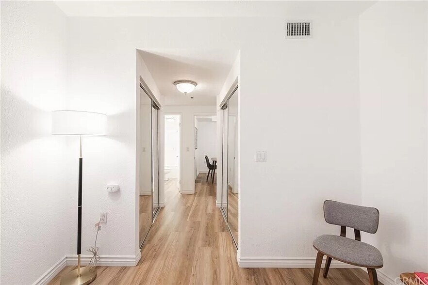 primary hallway - 838 Pine Ave