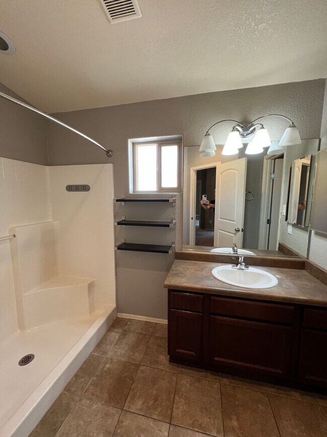 Building Photo - 3 BEDROOM HOME IN ARABY CROSSING!