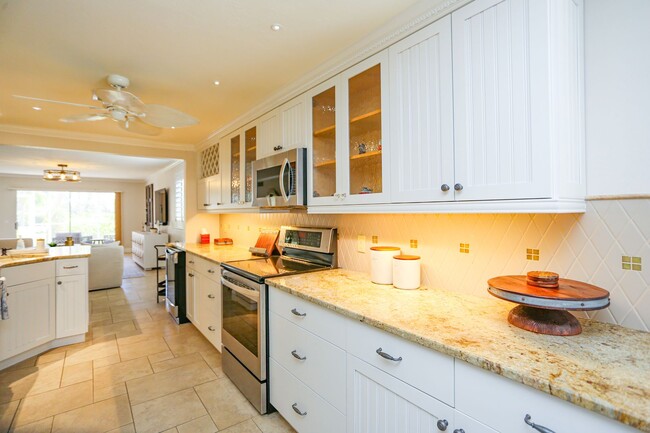 Building Photo - Live the Naples Lifestyle – Elegant 2BR/2B...