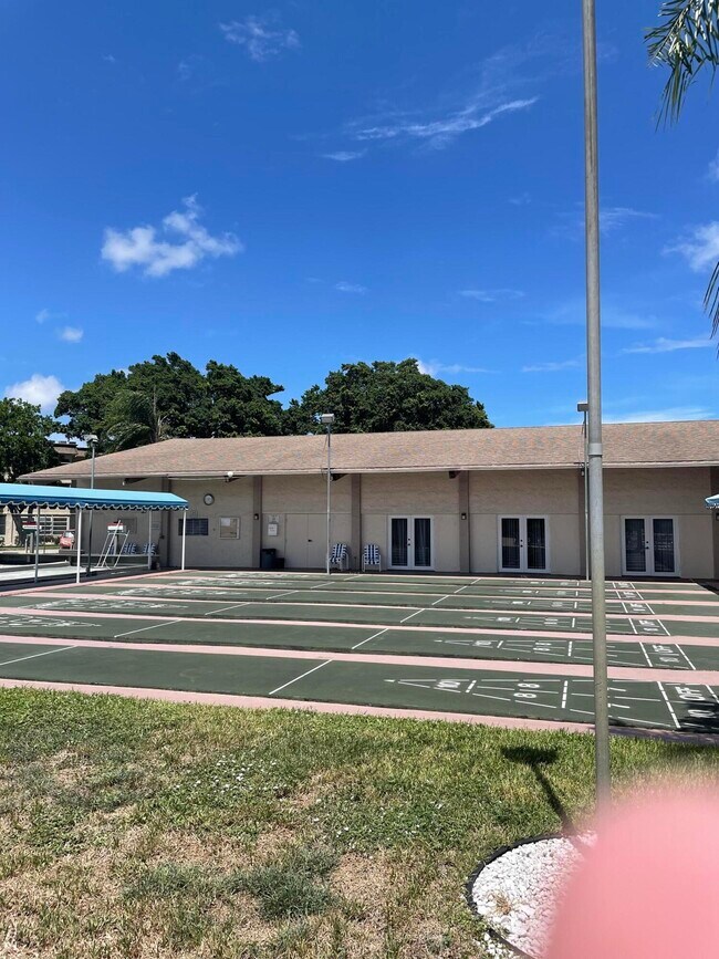 Building Photo - 701 Lori Dr