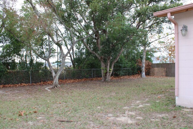 Building Photo - A charming 2-bedroom, 2-bathroom home located in the vibrant community of Spring Hill