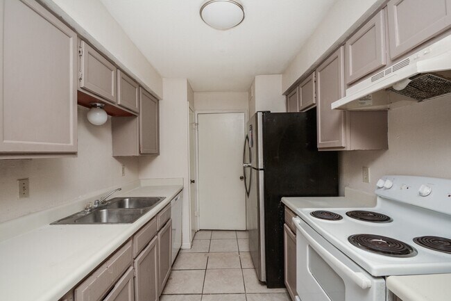 Building Photo - 9700 Leawood Blvd