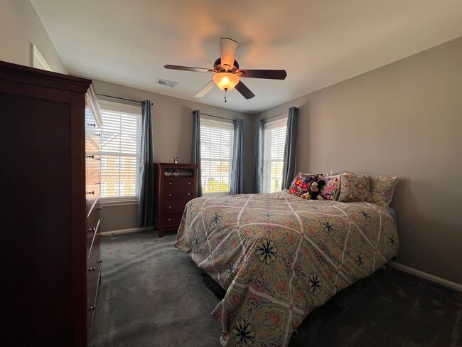 Building Photo - Heart's Desire End Unit Townhome 2700+ SqF...