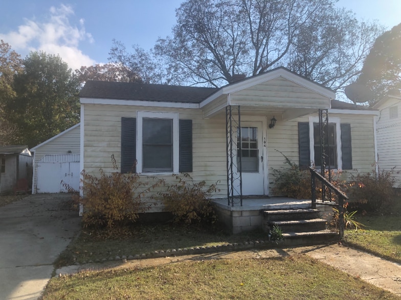 Primary Photo - 104 SW Hines St