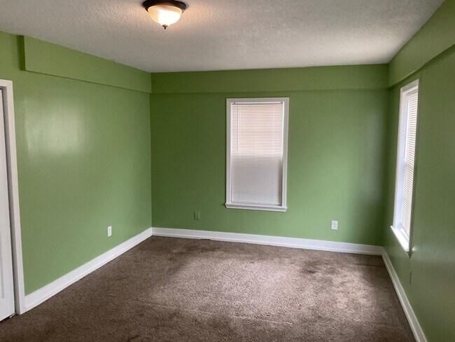 Building Photo - MOVE IN SPECIAL!!