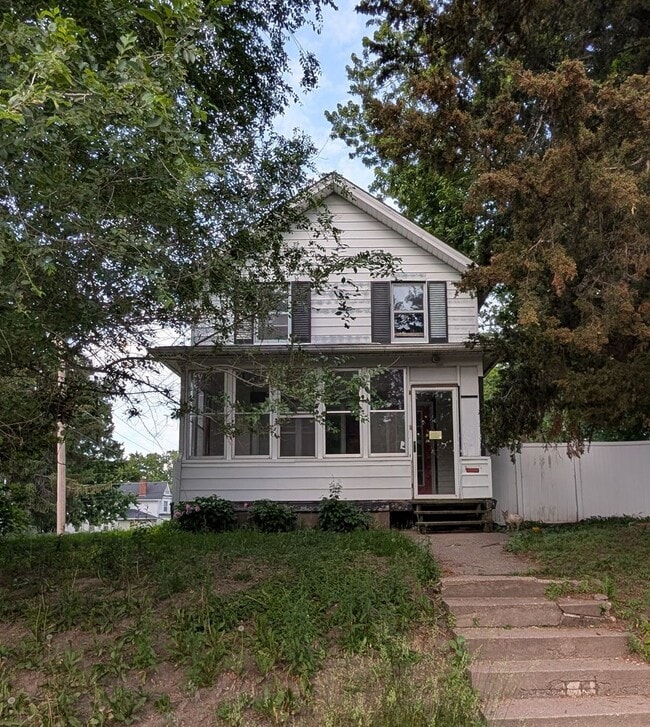 Building Photo - Spacious Davenport Home Near Downtown and East Village Attractions!