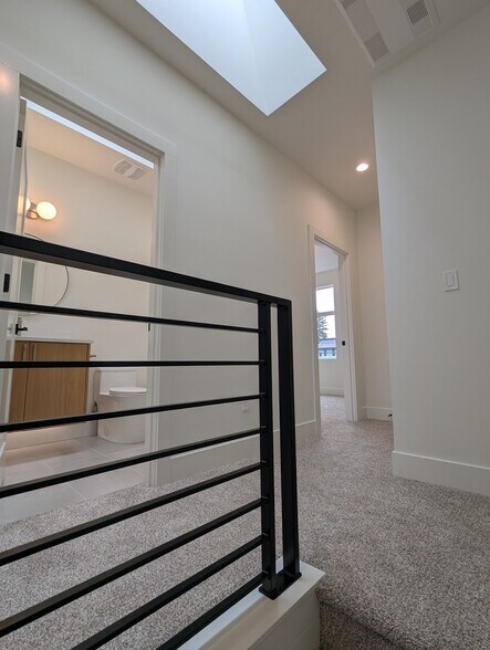 Building Photo - 5041 SE King Rd