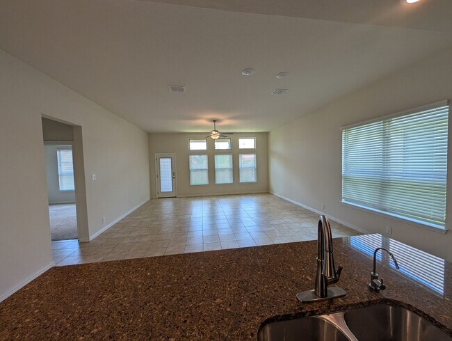 Building Photo - 4/2.5/2 with Large Game Room / Near Gruene...
