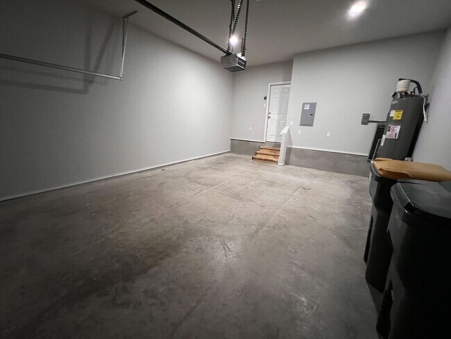 Building Photo - Move-In Ready Luxury Duplex in Converse!