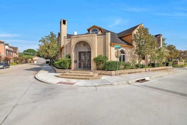 Building Photo - 4063 Breakwood Dr