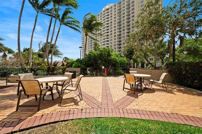 Building Photo - 520 Brickell Key Dr