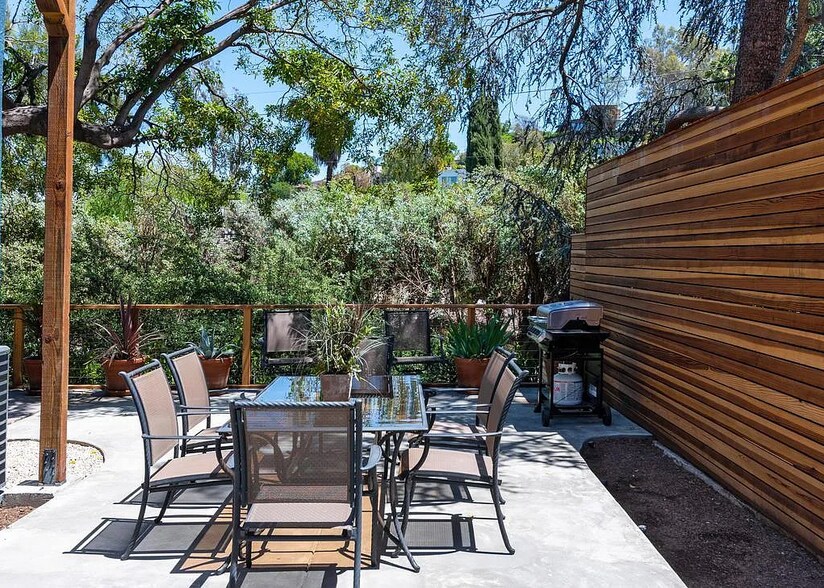 Barbecue and large patio table. Great for entertaining! - 4050 Davana Rd