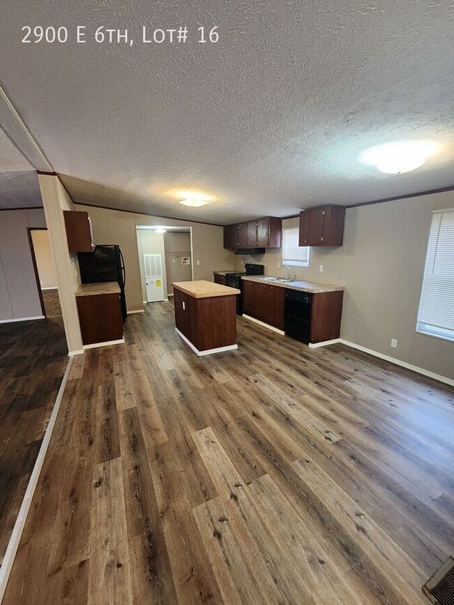 Building Photo - 2900 E 6th Ave