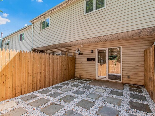 Building Photo - 22 Betty Ct