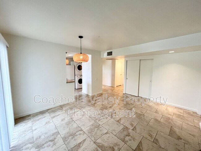 Building Photo - 400 N Sunrise Way