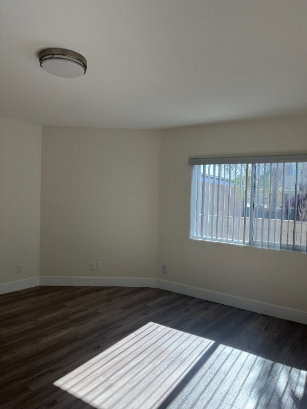 Building Photo - 6718 Simpson Ave