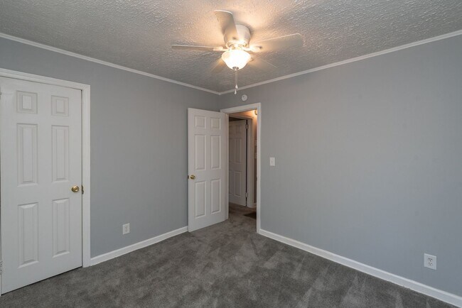 Building Photo - $1,250 - 3 bed/1 bath single-family home f...