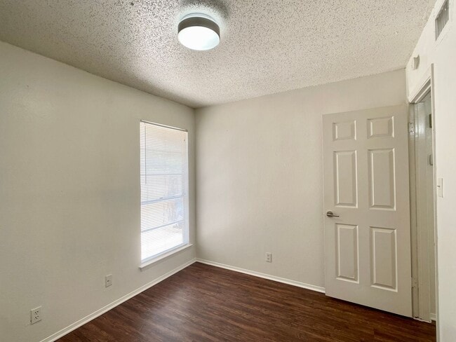 Building Photo - Upgraded 2/1 in South Austin