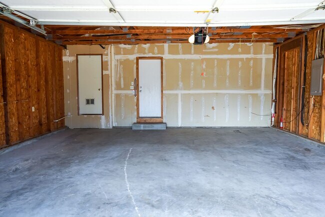 Building Photo - Three Bedroom Home in Hayden