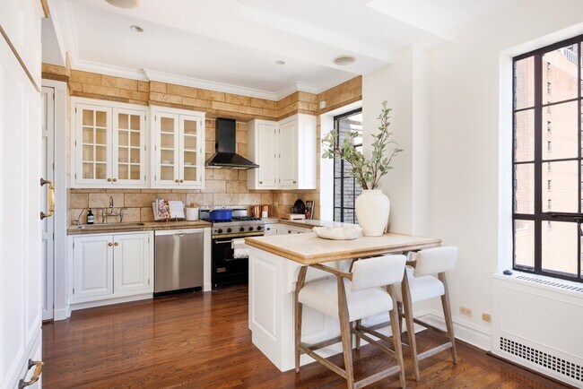 Building Photo - 350 W 57th St