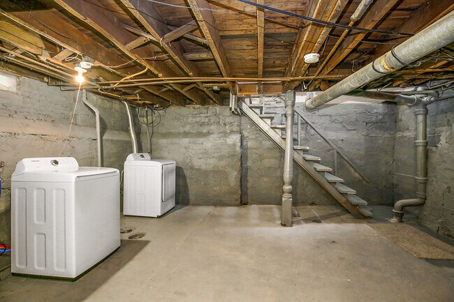 Building Photo - 115 Diamond Ave SE