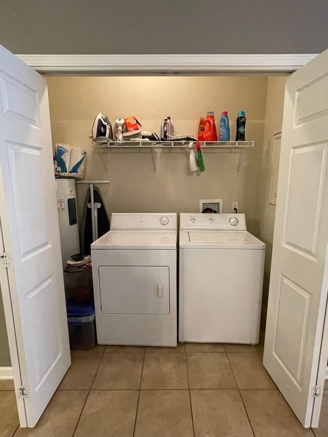 Building Photo - Wakefield Subdivision!  End Unit.