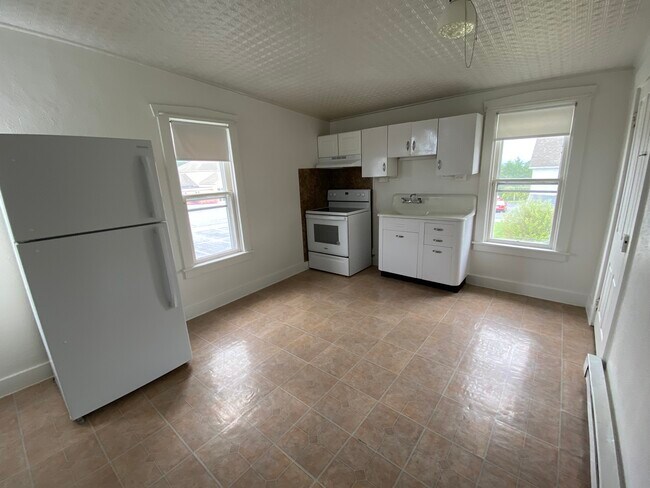 Building Photo - 637 Main St