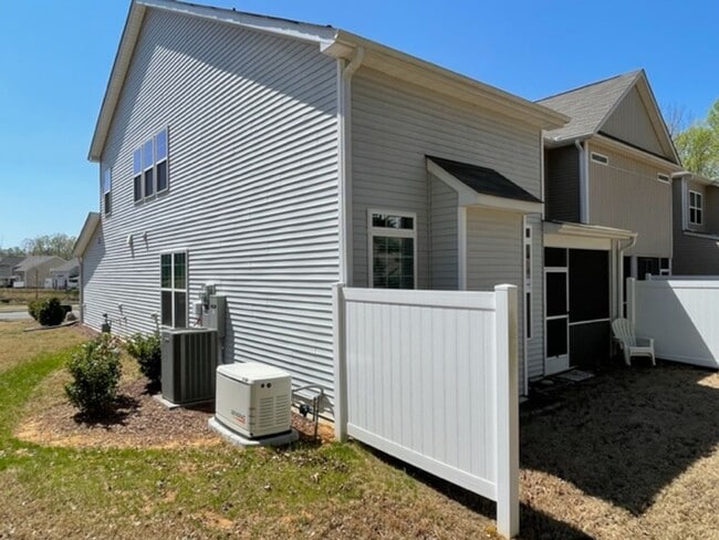 Building Photo - MOVE IN READY! Amazing end-unit townhome