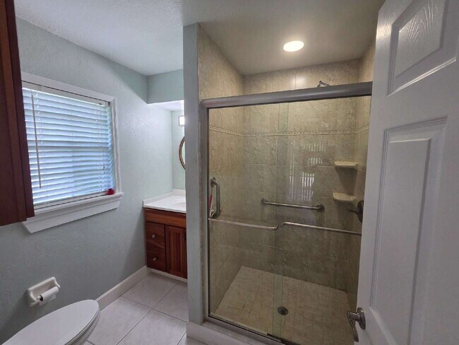 Building Photo - "Charming 2-Bed, 2-Bath North Port Retreat with Gleaming Hardwood Floors!"