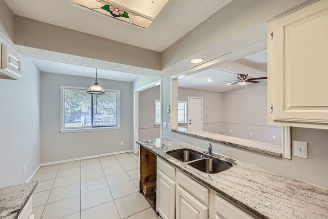 Building Photo - 602 Carl C Senter St