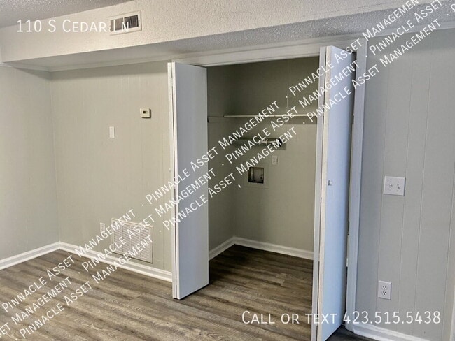 Building Photo - 110 S Cedar Ln