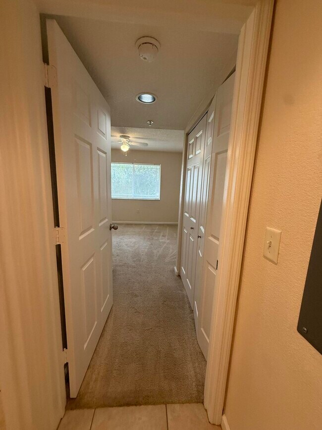 Building Photo - 211 SW Palm Dr