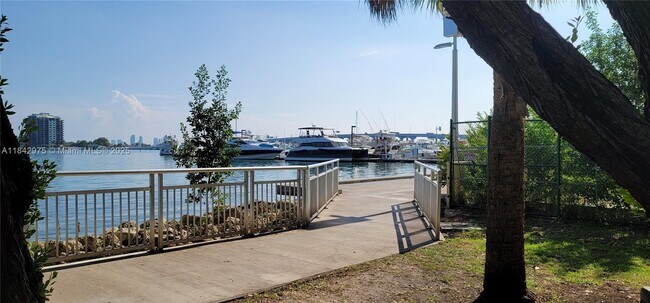Building Photo - 1750 N Bayshore Dr