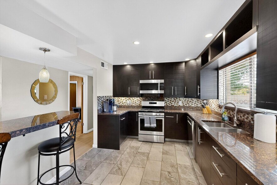 spacious kitchen - 4715 Marquette Ave NE
