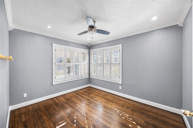 Building Photo - 1422 Gardenia Dr