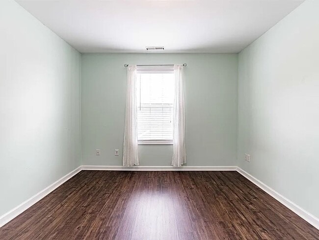 Building Photo - Stunning 3BD, 2.5BA Raleigh Home in the Prestigious Eagle Ridge Golf Community with Premier Ameni...