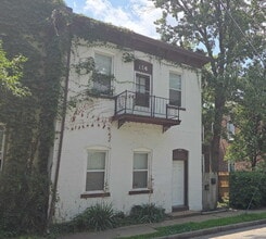Building Photo - "Charming 1-Bedroom FIRST FLOOR Duplex in St. Louis City- Your Spacious 850 sq. ft. Retreat Await...