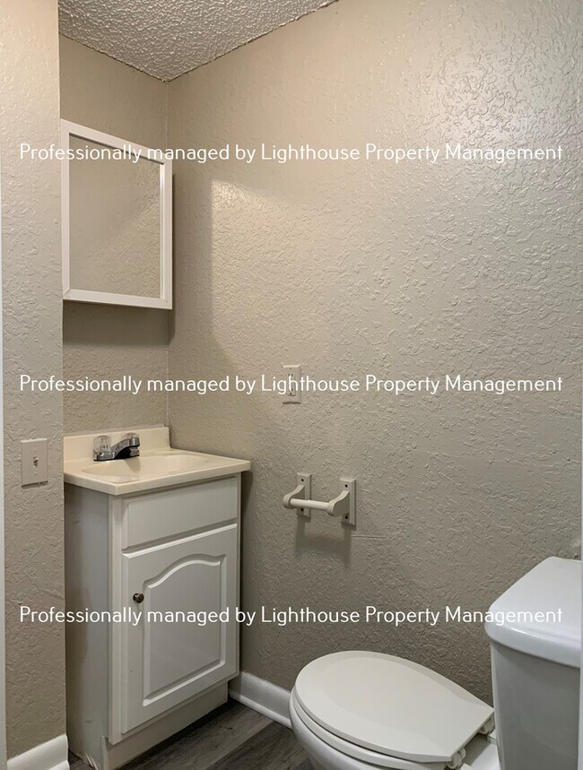 Building Photo - Just Renovated! 3/1.5 in Sherwood Forest!